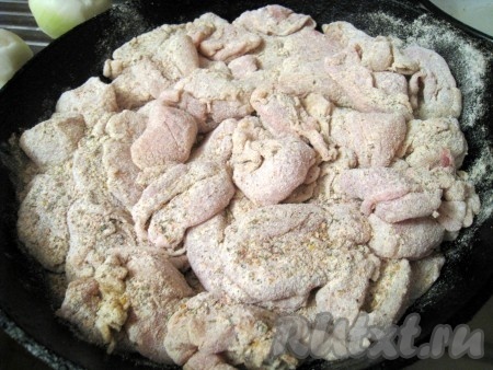Кусочки мяса нарезать на полоски среднего размера, посолить, обвалять в муке со специями и обжарить на среднем огне до полуготовности (мне понадобилось 10 минут).
