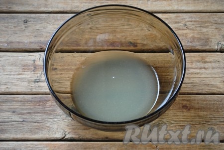 Молочную сыворотку комнатной температуры налить в миску.
