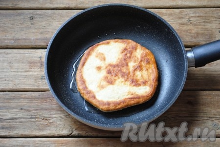 Жарить на небольшом огне с двух сторон до золотистого цвета (примерно, 3-4 минуты с каждой стороны). Готовую лепёшку переложить со сковороды на бумажное полотенце, чтобы убрать остатки масла. Аналогично пожарить все лепёшки.
