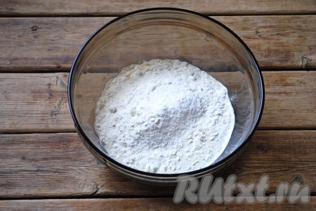Частями всыпать просеянную муку.&nbsp;
