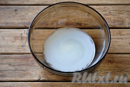 Добавить соль, сахар и соду, хорошо перемешать. Сыворотка побелеет и вспенится - это реакция на соду.
