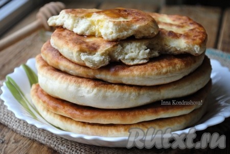 Лепешки отлично сочетаются с мёдом, сметаной или вареньем.&nbsp;
