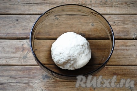 Замесить не липнущее к рукам, плотное тесто. Поместить его в миску, накрыть полотенцем и оставить "отдохнуть" на 30 минут при комнатной температуре.
