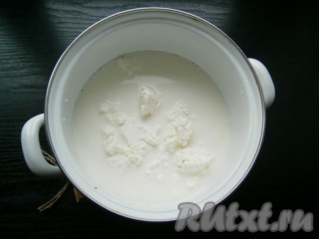 В молоко комнатной температуры добавить творог, перемешать. Если творог крупными комками, тогда размять их ложкой.
