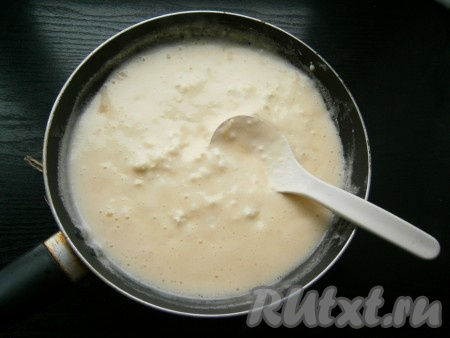 Вылить в масло яичную смесь, быстро все перемешать ложкой. Огонь должен быть минимальным. Затем поместить в сковороду творог, перемешать.
