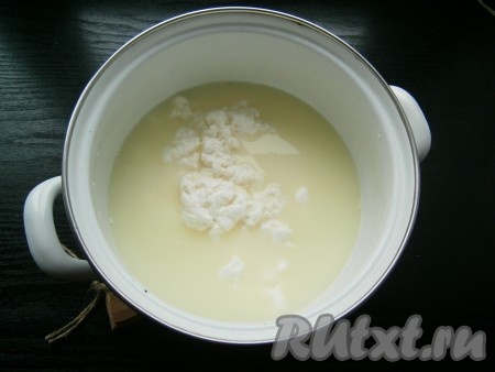 Поставить посуду с молочно-творожной смесью на средний огонь и при периодическом помешивании довести до кипения. Далее варить на слабом огне до отделения сыворотки. Возможно, понадобится минут 5. У меня сыворотка отделилась, как только смесь начала закипать. Сразу снять ее с огня.