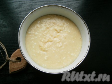 Смесь поместить в любую подходящую форму, чуть смазанную сливочным маслом, разровнять и оставить при комнатной температуре до полного остывания. После этого уже хорошо загустевший сыр поместить в холодильник, накрыв посуду пленкой. Оставить сыр для созревания, как минимум, на сутки, хотя он будет уже готов часа через 2-3. Но, чем дольше сыр созревает, тем тверже он становится.
