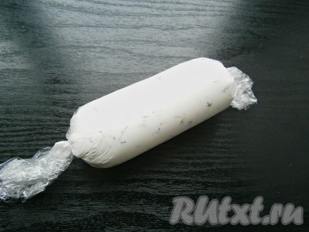 Плотно завернула, скрутив концы плёнки с двух сторон, и поместила сыр в морозилку на 40 минут. Сыр немного подмёрз и его можно было легко нарезать на части.