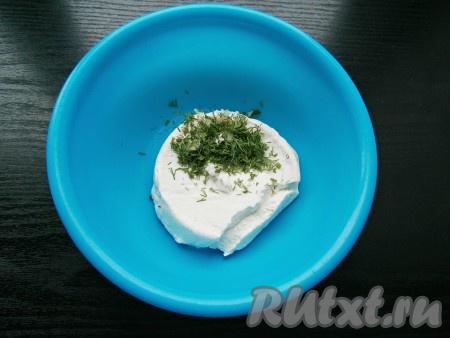 Добавить зелень укропа и пропущенный через пресс чеснок.