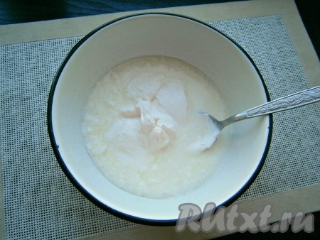 В кефир добавить сметану и соль (если готовите несладкий вариант).
