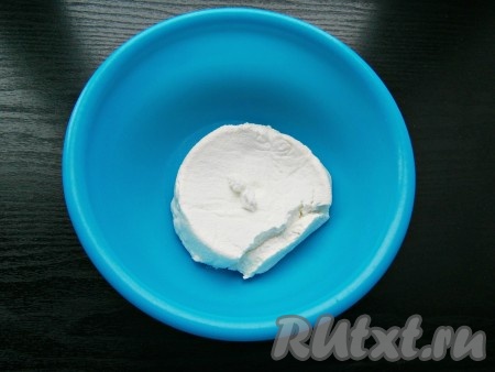 Поместить всё это в холодильник и оставить на 2 суток. Периодически нужно сливать сыворотку из миски, которая будет отделяться достаточно обильно. Через двое суток в марле останется комок нежнейшего творожного сыра, приготовленного из кефира и сметаны в домашних условиях. Его вы уже можете использовать для сладких блюд. Для несладкого варианта нужно поместить комок сыра в миску.