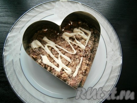 Смазать рыбу майонезом.