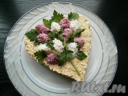 Яйца разделить на белки и желтки. Желтки размять или натереть и покрыть ими салат. Майонезом верхний слой не смазывать. Аккуратно убрать кольцо. Белки натереть на мелкой терке, разделить пополам. Одну половину белков оставить белыми. А в другую половину натёртых белков добавить сок свеклы, перемешать. Украсить салат сверху, выкладывая по 0,5 чайной ложки белков разных цветов в виде овальных комочков. Между ними расположить веточки петрушки. По виду получится веточка сирени.
