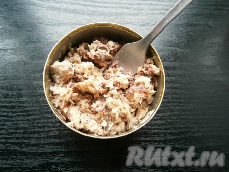 Рыбные консервы размять в банке вилкой. Если масла много - часть его слить.