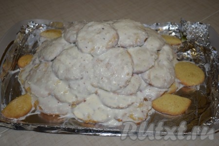 На поднос, застеленный фольгой, вначале кладём 6 лепешек, не смазанных кремом (это будут 4 "ножки", "голова" и "хвостик" черепахи), как на фото, тем самым определяя будущий размер торта. Затем из лепешек в сметанном креме в виде горки выкладываем панцирь черепашки.