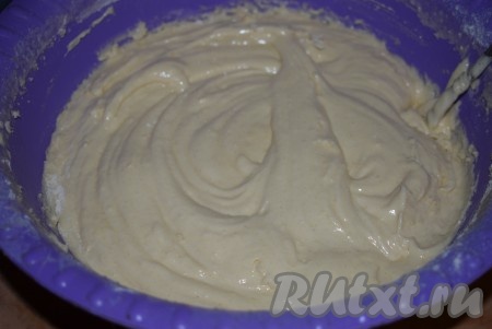Тесто по консистенции получится жидковатое, напоминающее сметану.

