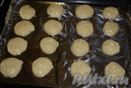 Выложить тесто при помощи ложки в виде круглых лепешек диаметром 4-5 см на противень, застеленный пергаментом или фольгой. Лепешки нужно выкладывать на некотором расстоянии друг от друга, потому что они немного "расплывутся" в процессе выпечки.