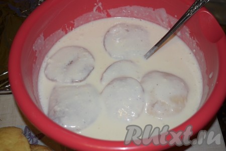 Обволакиваем каждую лепешку кремом со всех сторон.
