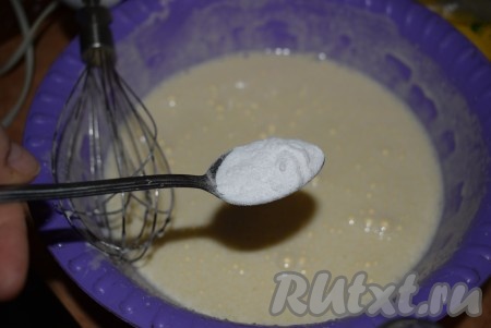 Добавить к яичной массе соду, гашеную уксусом.