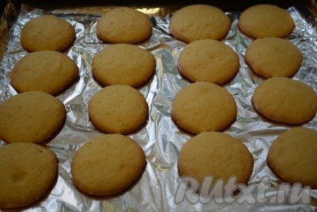 Поставить противень в разогретую духовку и выпекать, примерно, 12-15 минут при температуре 180 градусов.

