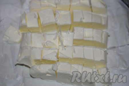 Для приготовления сметанного крема размягчить сливочное масло при комнатной температуре.
