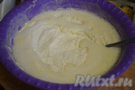Аккуратно всыпать муку, добавляя ее по одной столовой ложке&nbsp;и постепенно вмешивая в тесто.
