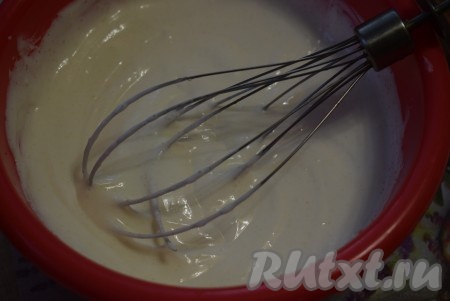 Взбить масло с сахаром до однородности в пышную массу.
