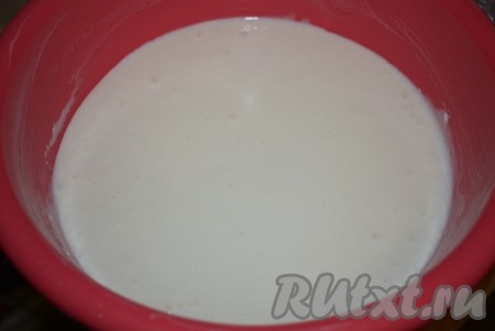 К получившейся массе добавить сметану и взбить до однородности.
