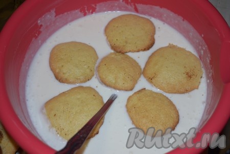 Сметанный крем получается жидковатым, не держит форму, а плавно стекает с ложки. В миску с кремом опускаем наши охлажденные лепешки.
