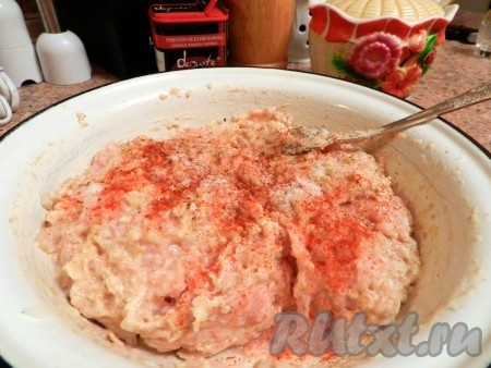 Добавить в фарш набухшие овсяные хлопья, соль, перец, паприку.