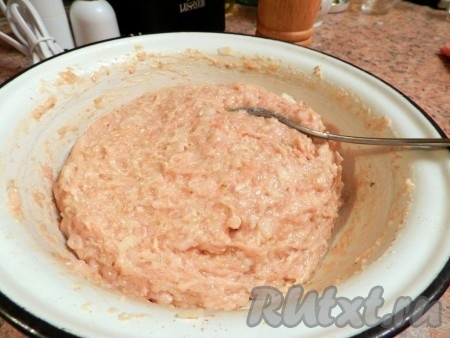 Тщательно вымесить фарш.