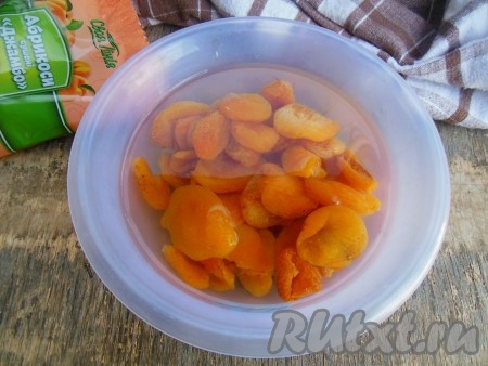 Курагу замочите в горячей воде на 3-5 минут. Не передержите в воде, чтобы курага не стала слишком мягкой.
