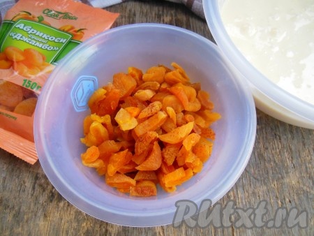 Воду слейте и просушите курагу с помощью бумажного полотенца. Дайте полностью остыть, затем нарежьте на кубики или полосочки.
