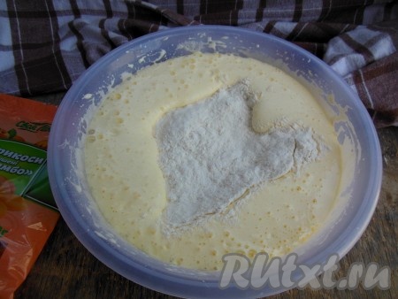 Просейте муку с разрыхлителем и добавьте в сахарно-яичную массу.
