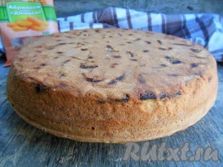 Выпекайте шарлотку с курагой в заранее разогретой духовке при температуре 170 градусов около 35-40 минут. Готовность проверьте деревянной шпажкой (шпажка при прокалывании готового пирога останется сухой). Готовую шарлотку достаньте из духовки, дайте слегка остыть. Затем проведите ножом по краю формы (тем самым отделяя пирог от стенок формы), переверните пирог на тарелку или поднос и дайте полностью остыть.
