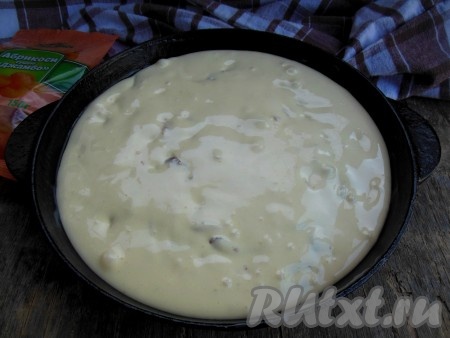 Форму для выпечки (я выпекаю в чугунной сковороде диаметром 26 см) смажьте сливочным маслом и вылейте в нее тесто.
