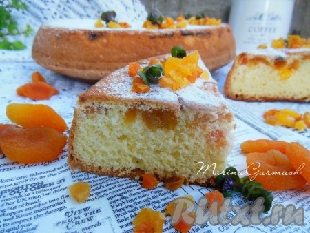 А вот такая шарлотка в разрезе, смотрите как красиво выглядят кусочки кураги в выпечке.
