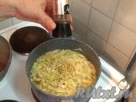 Когда картошка сварится, добавить в кастрюлю с капустой и картофелем соль и перец, предварительно попробовав на вкус.
