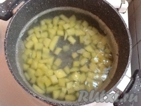 Налить воду в кастрюлю и поставить на огонь. Картошку, лук, морковь и свеклу очистить. Добавить в кастрюлю нарезанную картошку, посолить и варить на среднем огне.
