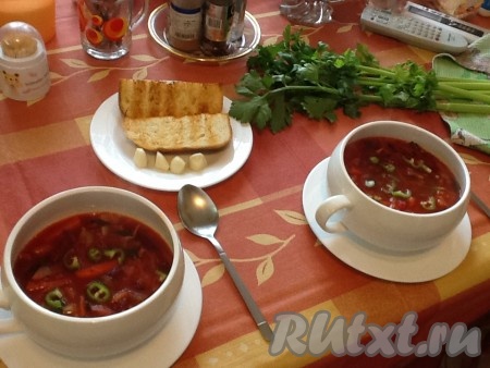 Наш постный борщ с фасолью готов! Обжариваем хлеб, натираем его чесноком и подаём вместе с нашим вкуснейшим борщом! По желанию, можно нарезать перчик средней остроты и добавить в тарелки! Скорее зовем близких к столу!