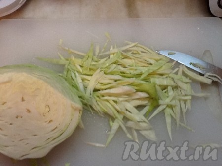 Нарезать капусту и, когда вода в кастрюле закипит, добавить её к картошке.