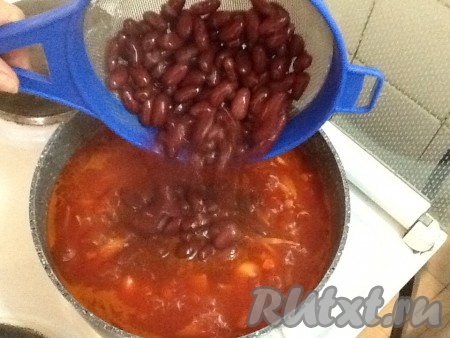 Затем выложить фасоль.
