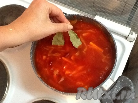 Следом за фасолью добавить лавровые листики и перец горошком. Довести до кипения, прикрыв крышкой.
