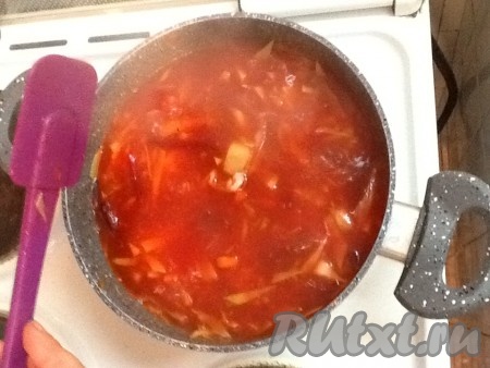 Выложить тушёные овощи в кастрюлю, перемешать. Дать постному борщу покипеть на медленном огне минут 5-7.