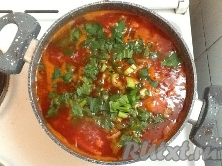 Добавить нарезанный сельдерей в кастрюлю с борщом и еще раз довести до кипения. После этого выключаем. 