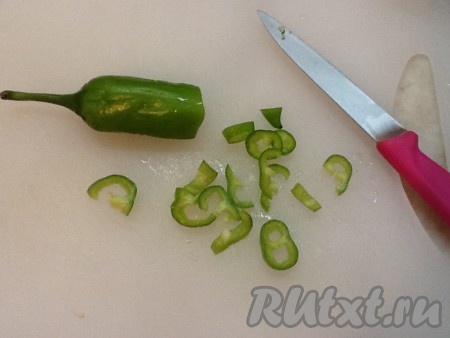 По желанию, можно нарезать перчик средней остроты и добавить в тарелки с постным борщом с фасолью! Можно звать близких к столу! 