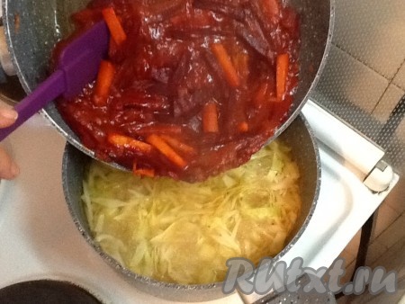 Выложить тушёные овощи в кастрюлю, перемешать. Дать постному борщу покипеть на медленном огне минут 5-7.