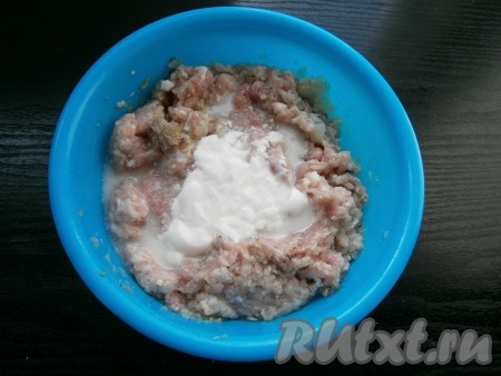 Тщательно перемешать фарш и влить кефир.
