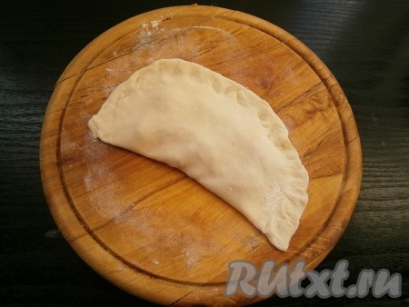 Сформировать чебуреки обычным способом, тщательно скрепив края.
