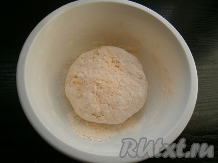 Тесто должно получиться довольно плотным, но не тугим. Накрыть тесто пленкой и оставить на 20-30 минут при комнатной температуре.
